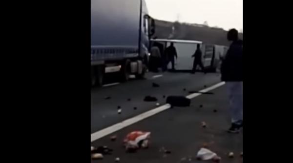 ACIDENT GRAV. Un MICROBUZ cu ROMÂNI din străinătate, SPULBERAT de un TIR (VIDEO)