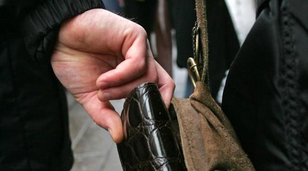 Italia. A furat un telefon, după care l-a ÎNAPOIAT proprietarului. De ce a recurs românul la acest gest