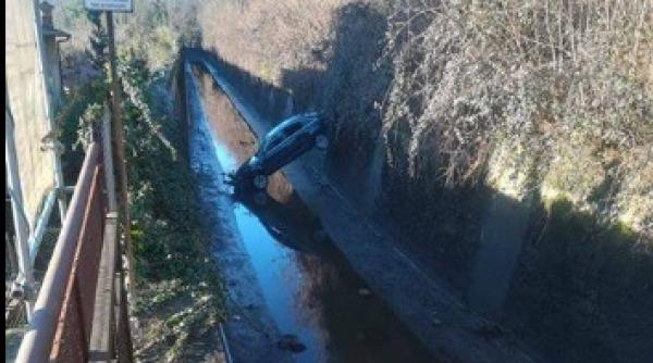 Italia. Doi ROMÂNI au FURAT o mașină și s-au PRĂBUȘIT într-un canal