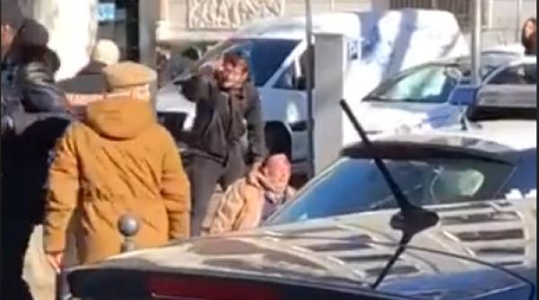 Italia. Imaginile ȘOCANTE cu un român care amenință cu MOARTEA un bătrân în plină stradă. VIDEO