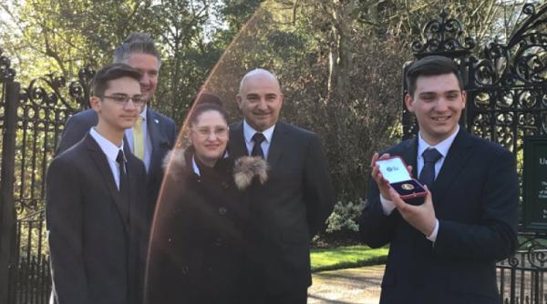 Marea Britanie. Elev ROMÂN, PREMIAT de către REGINĂ