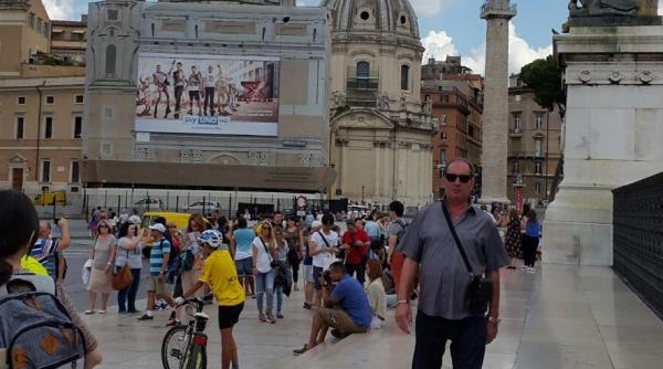 Italia. O româncă și-a BĂTUT fetița de numai 1 an în plină stradă. Trecătorii au salvat-o pe micuță