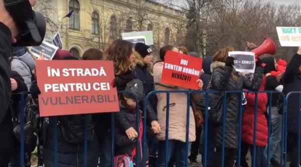 PĂRINȚII PROTESTEAZĂ. Buget ZERO, SILIȚI să iasă în stradă