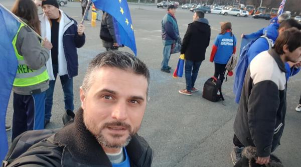 ROMÂNII din Diaspora au venit ACASĂ. PROTESTUL anunțat în Piața Victoriei a ÎNCEPUT. „Ne-au stins lumina și ne țin pe întuneric” (VIDEO)