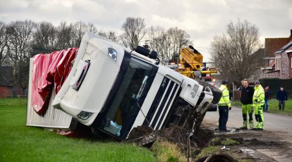 Belgia. Un șofer ROMÂN de TIR s-a răsturnat cu camionul (FOTO)