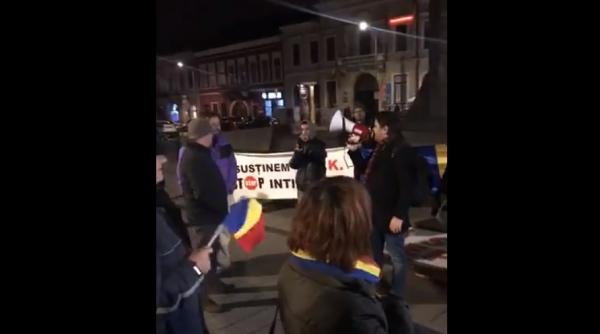 PROTEST de susținere pentru Kovesi. ROMÂNII scandează: „REZISTĂM, JUSTIȚIA APĂRĂM” (VIDEO)