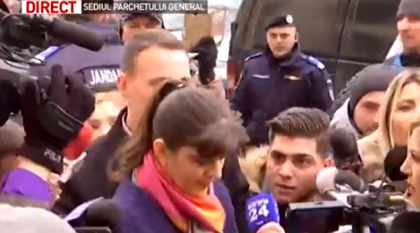 Kovesi, așteptată la Parchet de ZECI de susținători. "Codruța nu uita, noi suntem de partea ta!"