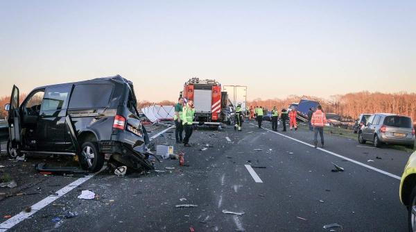 Șofer român, arestat în Olanda. A intrat cu tirul în coloana de mașini