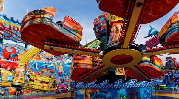 Franța. Un ROMÂN a MURIT într-un parc de distracții. A fost LOVIT de un CARUSEL