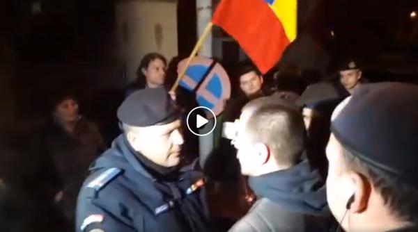 Protestatari, SĂLTAȚI de jandarmi din fața Ministerul de Justiție. VIDEO