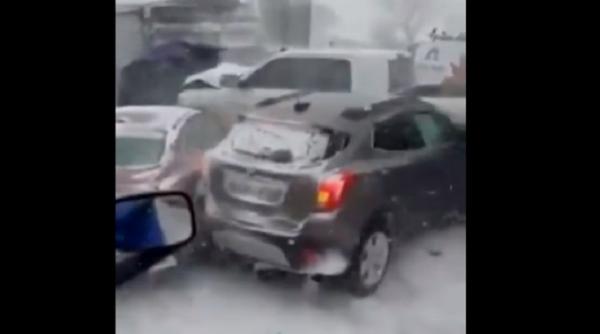 SCENE DRAMATICE pe o autostradă. 47 de mașini s-au ciocnit VIOLENT: „Dumnezeule!” (VIDEO)