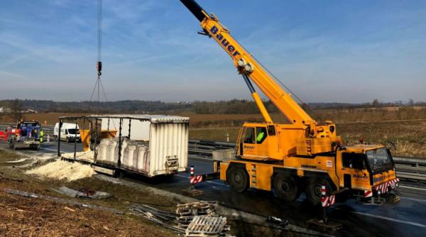 Germania. Un TIR românesc a luat FOC în mers pe autostradă