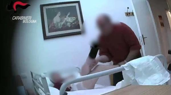 Italia. ROMÂNCĂ, arestată după ce a MALTRATAT și UMILIT bătrânii dintr-un azil. IMAGINI ȘOCANTE (VIDEO)
