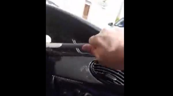 Mașină cu numere românești, CONFISCATĂ. Un ROMÂN o distruge cu levierul LIVE: „Ia, Salvini, maşină” (VIDEO)