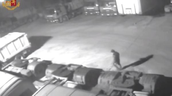 Italia. Hoți ROMÂNI, surprinși când FURAU tractoare și excavatoare. PAGUBE URIAȘE (VIDEO)