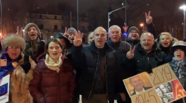 Protest 24 februarie. Rareș Bogdan, în MIJLOCUL protestatarilor din Piața Victoriei
