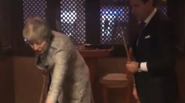 Premierul italian Giuseppe Conte o învață pe Theresa May să joace biliard (VIDEO)