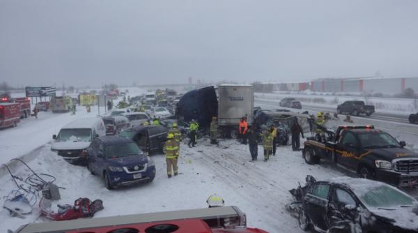 ACCIDENT MORTAL pe o autostradă. 131 de mașini s-au făcut PRAF. Imagini IREALE (VIDEO)