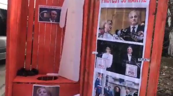 PROTEST la Parlament. Protestatarii i-au adus lui Dragnea un WC public. VIDEO