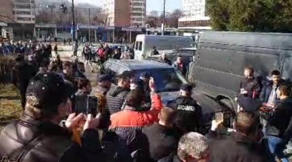 Liviu Dragnea, PRIMIT cu o tavă pe care erau CĂTUȘE și RAHAT, la Reșița (VIDEO)
