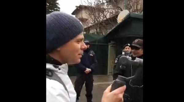 SCANDAL de AMPLOARE. Ion Iliescu, „VIZITAT” de PROTESTATARI de ziua lui. Ce i-au dat „CADOU” (VIDEO)