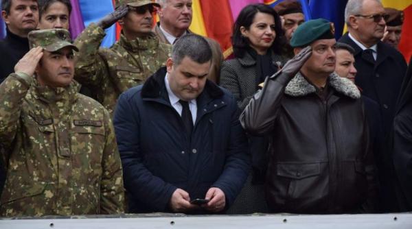 EXPLICAȚIA ministrului Leș, după ce a fost SURPRINS pe TELEFON în timp ce MILITARII îi dădeau ONORUL