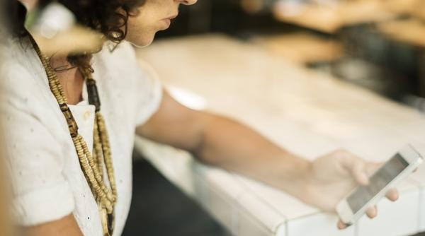 Marea Britanie. ROMÂNCĂ, CONDAMNATĂ după ce a PUBLICAT poze INDECENTE cu iubitul ei