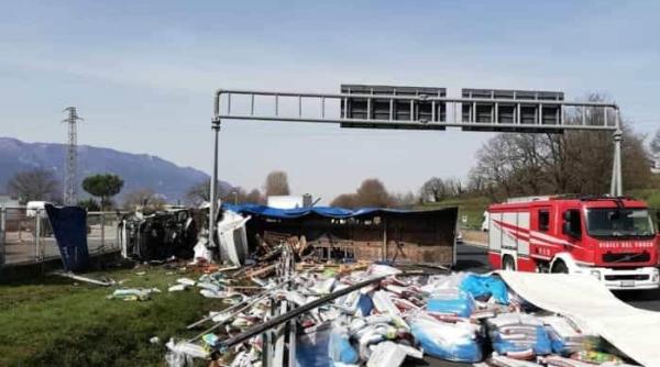 Italia. ACCIDENT GROAZNIC. Un șofer ROMÂN de TIR a MURIT