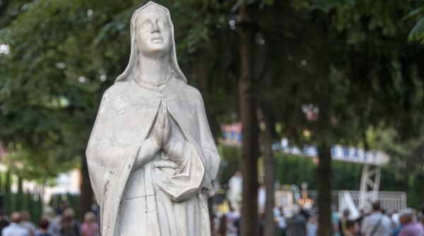 Incident bizar în Italia. Bătrână, SALVATĂ de la moarte de o statuie a Fecioarei Maria
