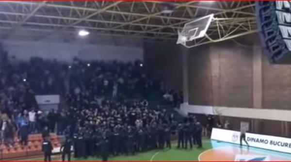 CIOCNIRI între stelişti şi dinamovişti. 450 de SUPORTERI, la poliţie - VIDEO