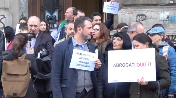 Actorii Teatrului Național Timișoara, PROTEST împotriva PSD, înainte de spectacol 