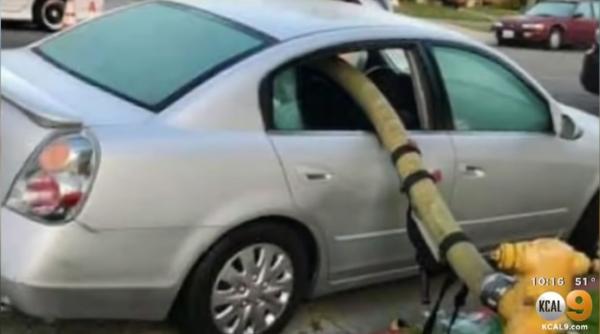 California. Val de reacții în toată lumea provocate de pompierii americani. Aceștia au spart geamurile unui autoturism