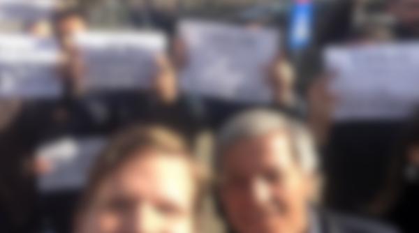 FOTO. Cioloș, HUIDUIT acasă la Dragnea. Reacția? SELFIE cu protestatarii