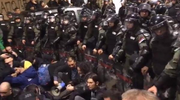 Serbia. Protestatarii au luat cu ASALT sediul televiziunii de stat. VIDEO
