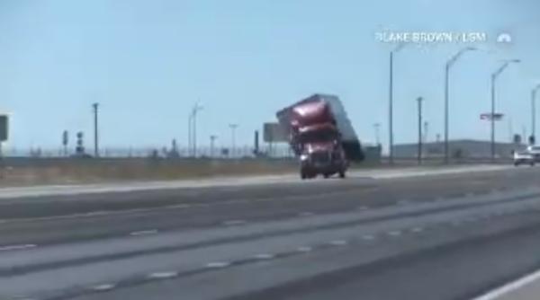 ACCIDENT INCREDIBIL. Un TIR este ARUNCAT din cauza VÂNTULUI PUTERNIC (VIDEO)