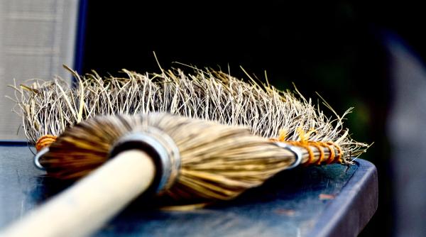 Italia. Român vitezoman, oprit de poliţişti. Ascundea o MĂTURĂ în portbagaj