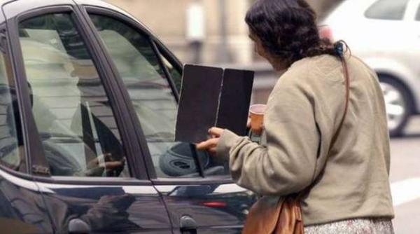 Italia. Româncă reclamată la poliţie. Păcălea oamenii că este SURDO-MUTĂ