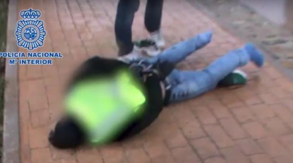 Spania. Români deghizați în poliţişti, TÂLHĂREAU traficanţi de droguri - VIDEO