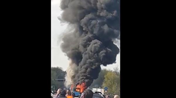 ATENTAT în Italia. Video ȘOCANT. Copii, aproape să fie INCENDIAȚI în autobuzul școlar 