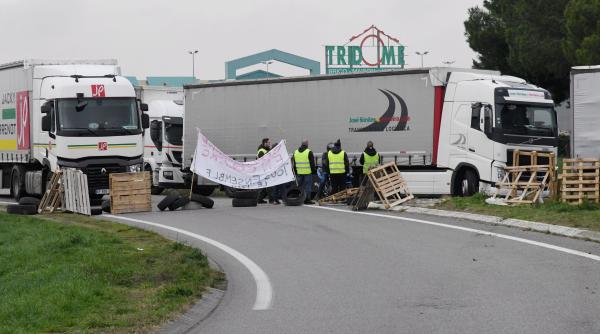 Franța. Șofer român de TIR, BLOCAT de "vestele galbene": "Dă-ne 100 de euro"