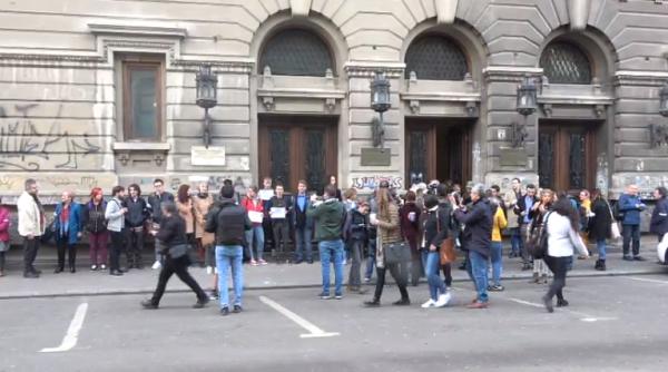 Protest la Guvern. Grefierii ies în stradă pe termen NELIMITAT