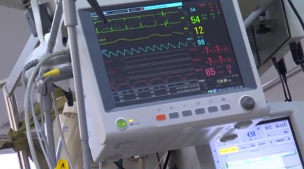 Caz INCREDIBIL în România. Medic anestezist de 83 de ani, DESCOPERIT fără AVIZ