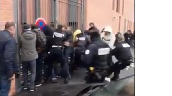 Franța. Protestatari care s-au legat de un gard, gazați de jandarmi (VIDEO)