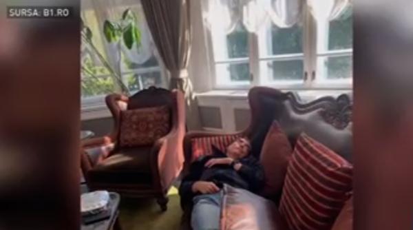 Petre Roman, REACȚIE după ce a fost surprins dormind în holul unui hotel: „Pe cine am deranjat?”