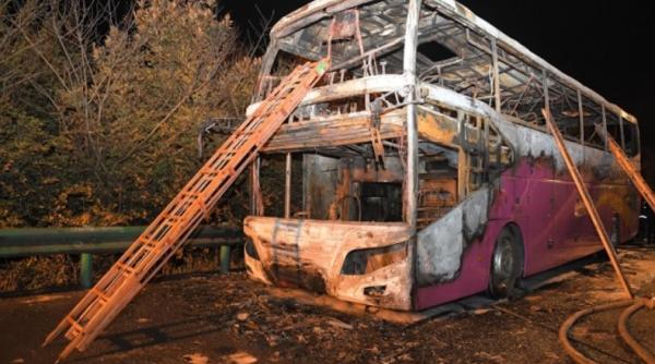 Un AUTOCAR a luat FOC în mers. 26 de MORȚI