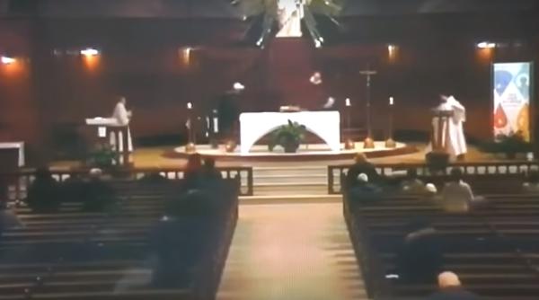 Canada. Un ROMÂN a ÎNJUNGHIAT un PREOT în timpul slujbei (VIDEO)