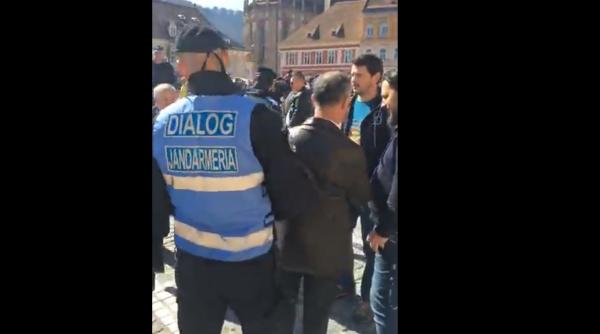 Jandarmii i-au OPRIT pe protestatari să huiduie liderii PSD la Brașov