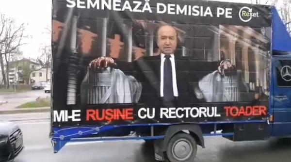 PROTEST inedit: „Mi-e rușine cu rectorul Toader” (VIDEO)