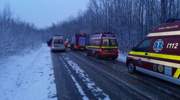 ACCIDENT GRAV. PLANUL ROȘU de intervenție după ce un MICROBUZ s-a RĂSTURNAT. Zeci de persoane RĂNITE