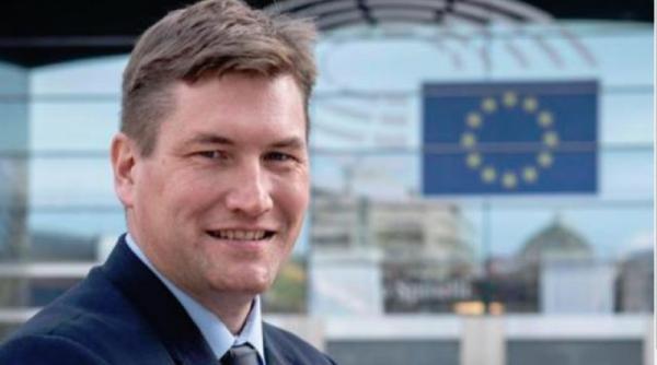 Un candidat se retrage de la europarlamentare după ce a fost prins cu minciuna